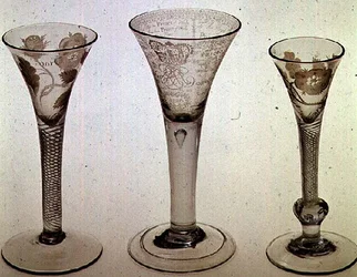 Jacobitisch glaswerk: van links naar rechts: wijnglas met trompetkom, 1745; Amen-glas, James VIII van Schotland, 1725; Wijnglas met trompetkom, 1750